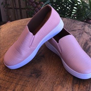 MATA Slip on tennis shoes